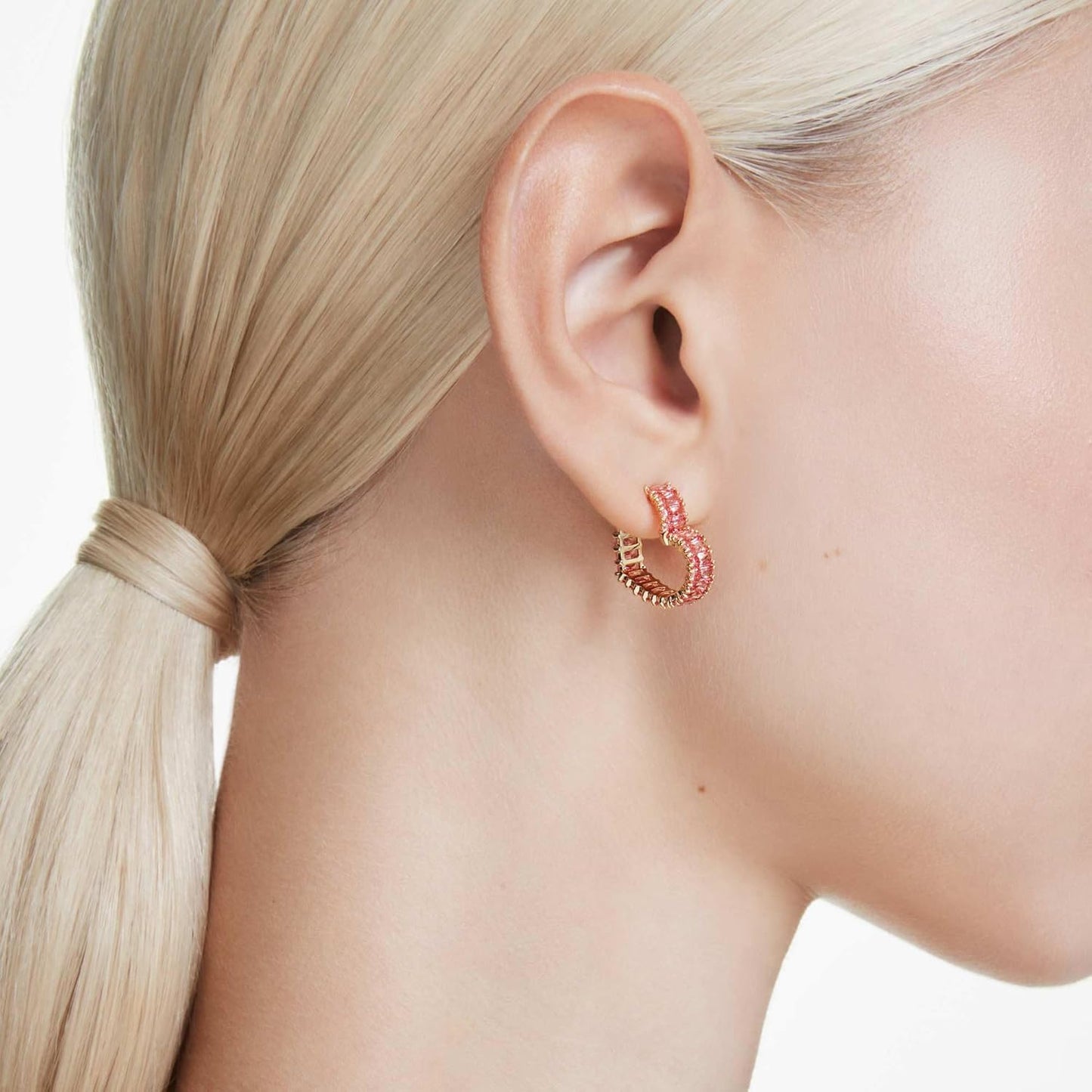 Swarovski Pendientes de aro Matrix, Talla baguette, Corazón, Pequeños, Rosas, Baño tono oro